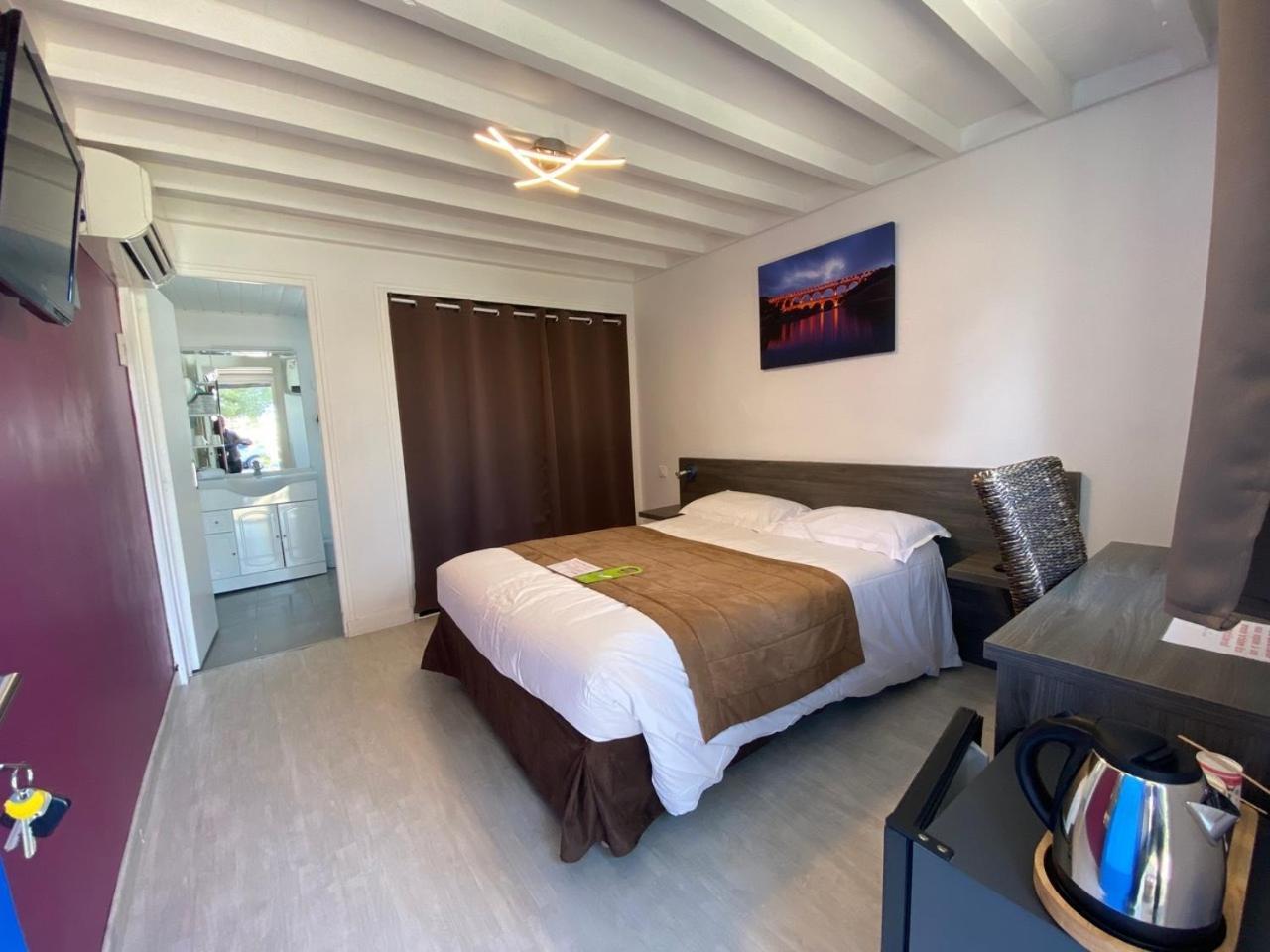 Hotel Des 4 Vents "Esprit Camargue" Aigues-Mortes Rom bilde