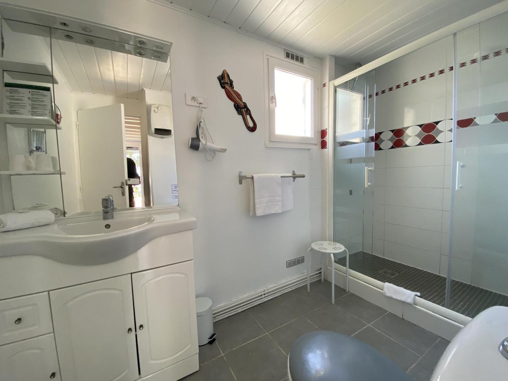 Hotel Des 4 Vents "Esprit Camargue" Aigues-Mortes Rom bilde