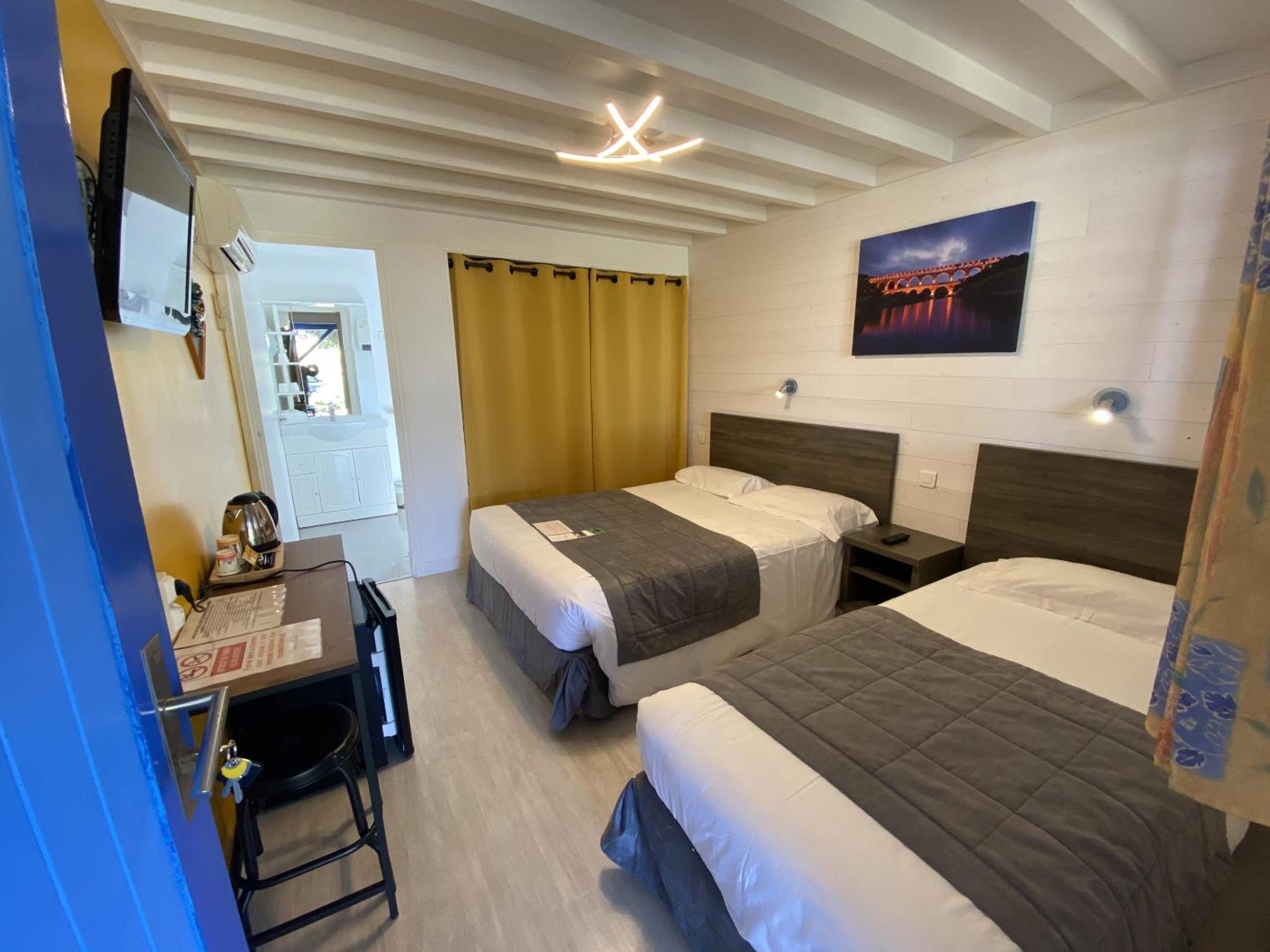 Hotel Des 4 Vents "Esprit Camargue" Aigues-Mortes Rom bilde