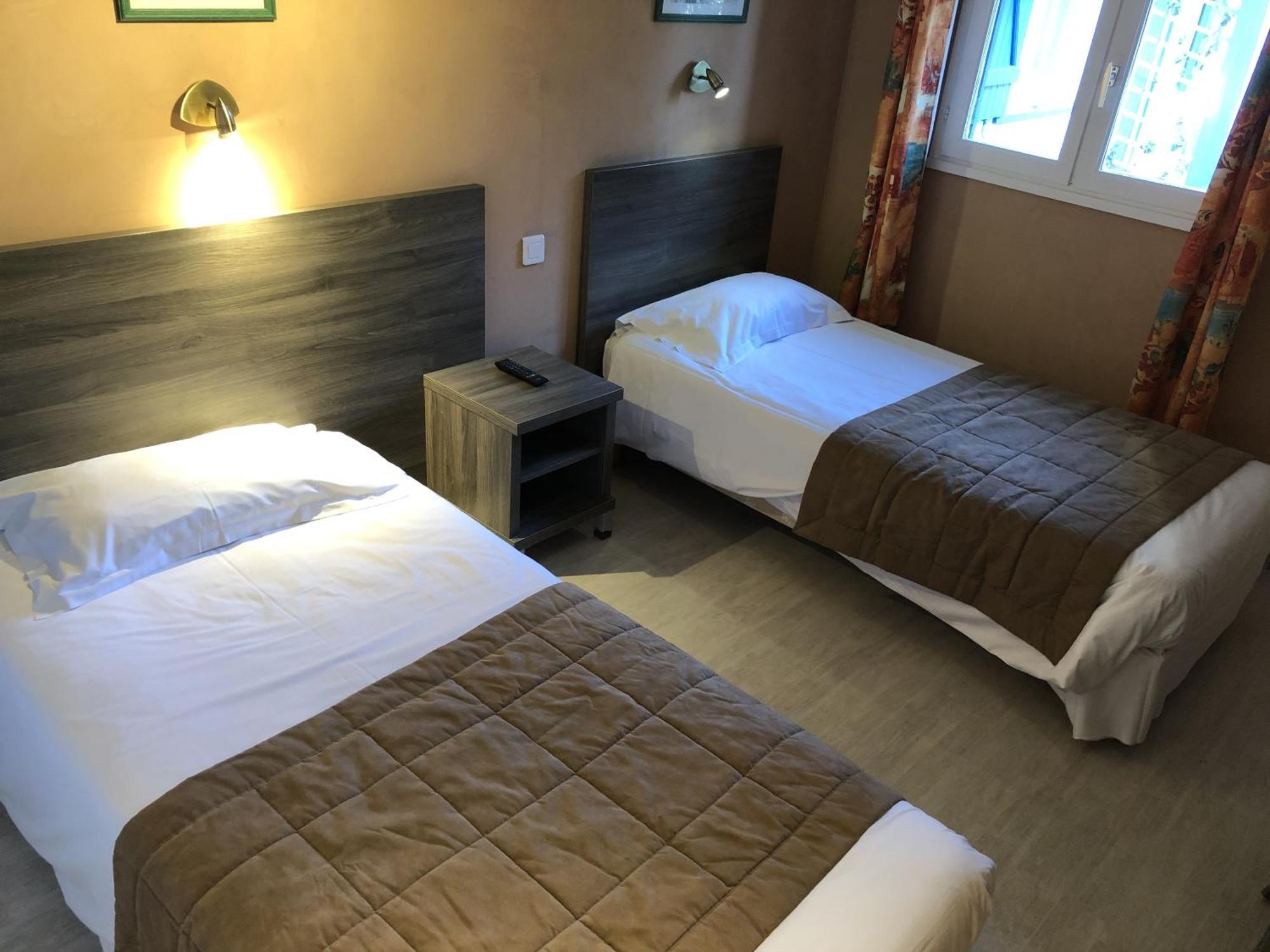 Hotel Des 4 Vents "Esprit Camargue" Aigues-Mortes Rom bilde
