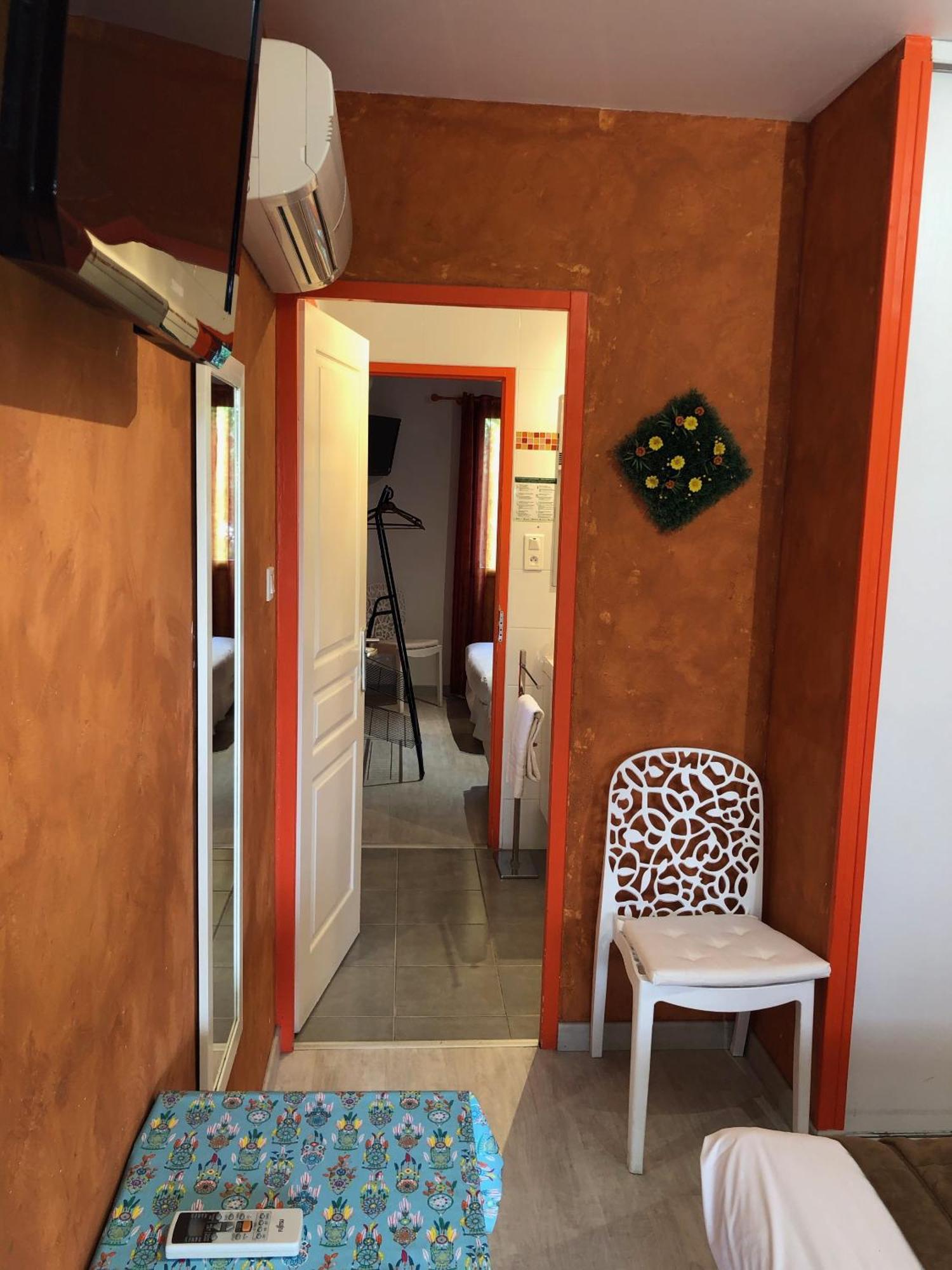 Hotel Des 4 Vents "Esprit Camargue" Aigues-Mortes Rom bilde