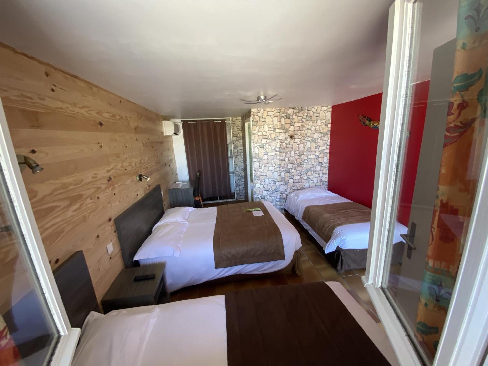 Hotel Des 4 Vents "Esprit Camargue" Aigues-Mortes Rom bilde