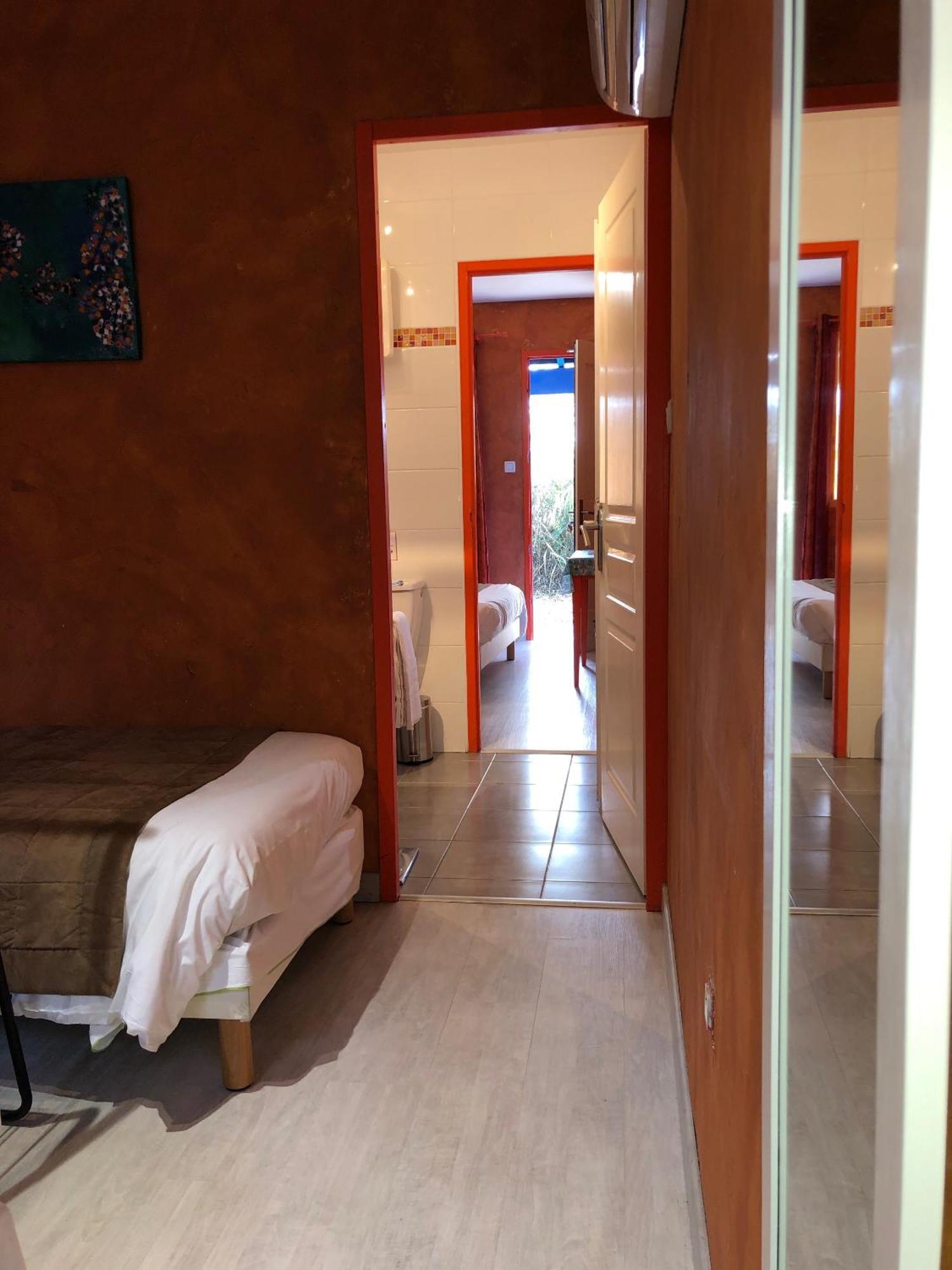 Hotel Des 4 Vents "Esprit Camargue" Aigues-Mortes Rom bilde