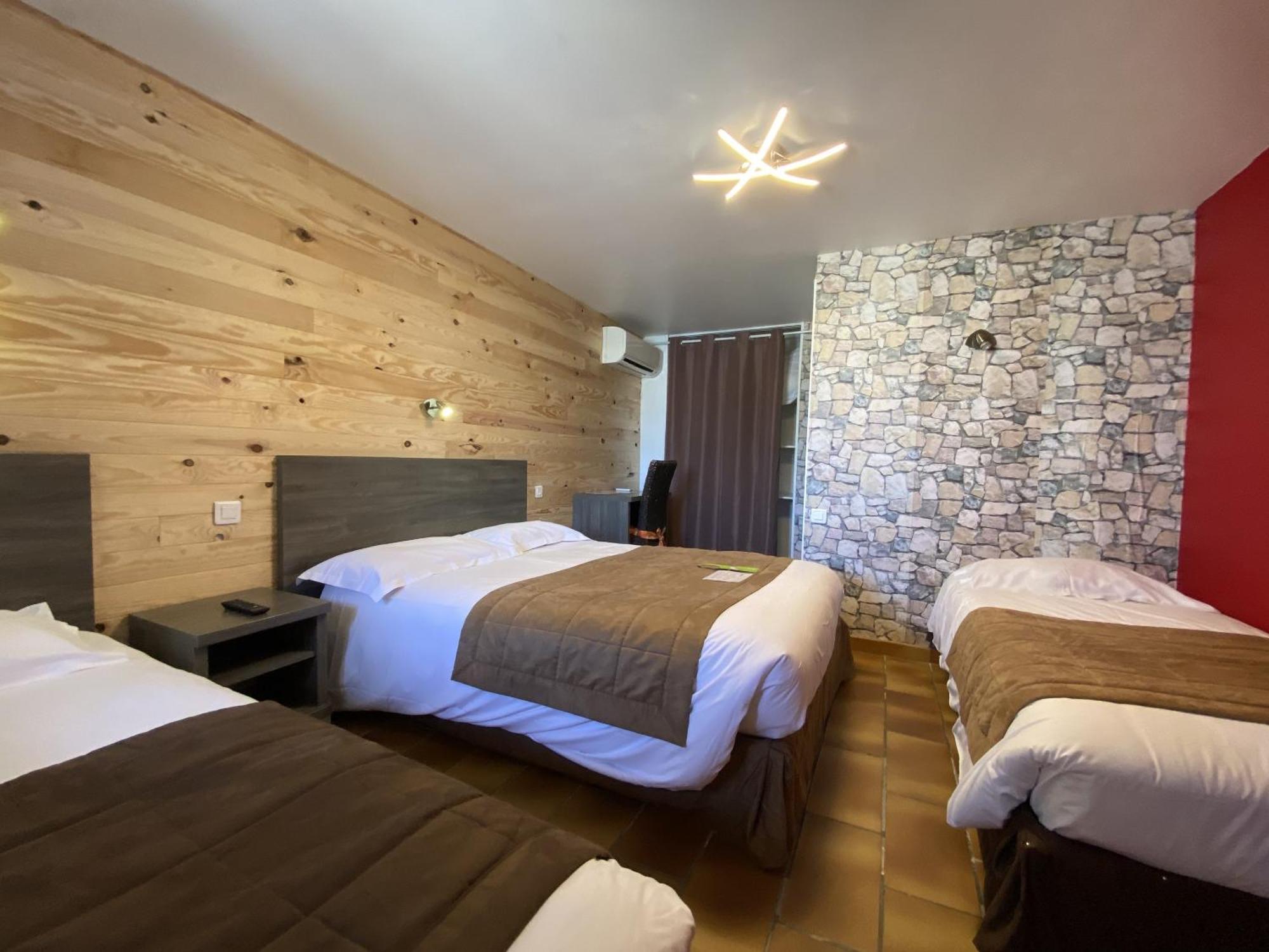 Hotel Des 4 Vents "Esprit Camargue" Aigues-Mortes Rom bilde